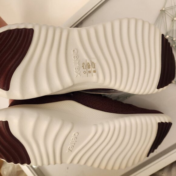 Aetrex "Carly" Burgundy Knit Sneakers. NIB. Size 6-6.5 - Picture 7 of 10